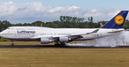 Boeing 747 von Lufthansa sitzen in Twente fest