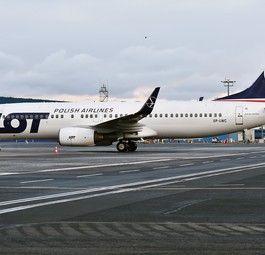 Lot Boeing 737: Das Flugzeug wurde vor dem Start in St. Petersburg von Behörden aufgehalten.