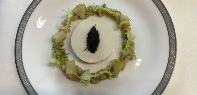 Hier der Schweizer Stör mit Schweizer Alpenkaviar, Gurke, Quinoa, Raps und Lauchcrème