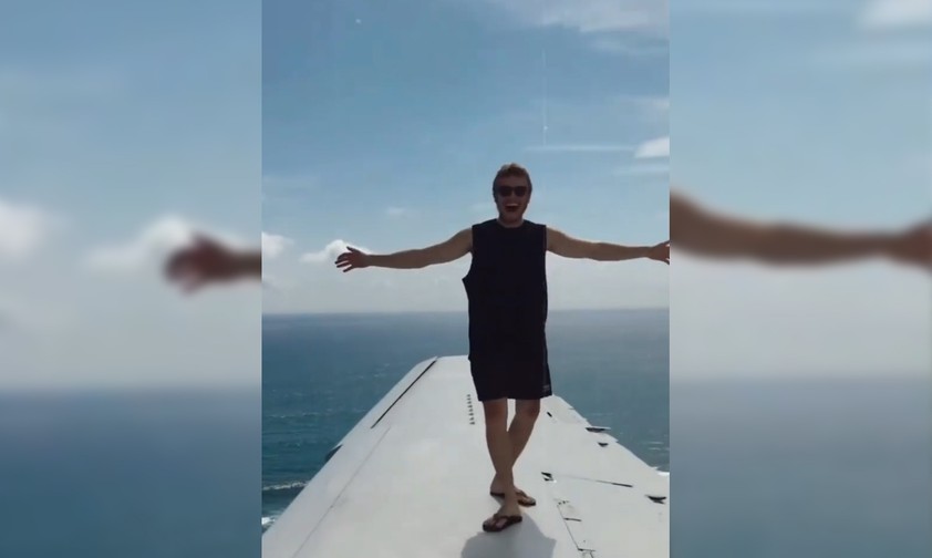 Ein Flugzeug am Abgrund