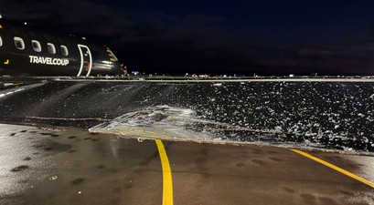 Embraer ERJ-135 von Travelcoup: Das Flugzeug ist mit einem Bodenfahrzeug kollidiert.