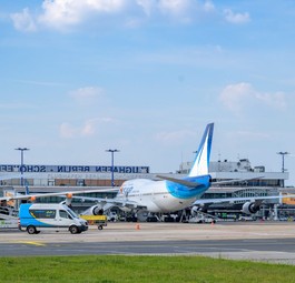 Eine Boeing 747 der Corsair am Flughafen Schönefeld.