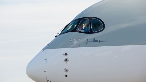 Der Airbus A350 soll von außen gut erkennbar sein - dank der schwarzen Umrandung der Cockpitfenster. Sie soll an eine Sonnenbrille erinnern.