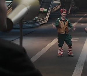 Weihnachtsspot 2025 von Aena: Elfen spielen eine zentrale Rolle.