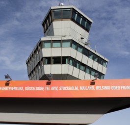 <strong>Berlin-Tegel:</strong> Der längste Flug von der deutschen <a href="https://www.aerotelegraph.com/scoot-flug-berlin-singapur-test-zwoelfeinhalb-stunden-unterwegs-im-billigflieger">Hauptstadt führt mit der Billigairline Scoot nach Singapur</a>. Distanz: 9938 Kilometer. Flugdauer: 12:05 Stunden (planmäßig).