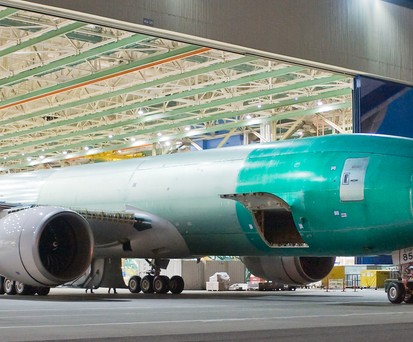 Boeing 777F rollt aus einer Werkshalle: China Airlines möchte den Typen ordern.