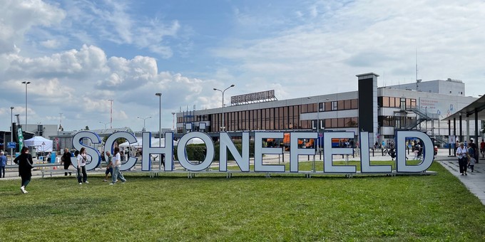 Zum Abschiedsfest wurde der ehemalige Schriftzug nochmal vors Terminal gestellt.