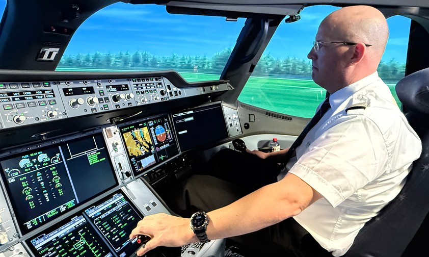Ein Pilot von Swiss im Simulator: Ausbildung ist neu vor der Haustür möglich.