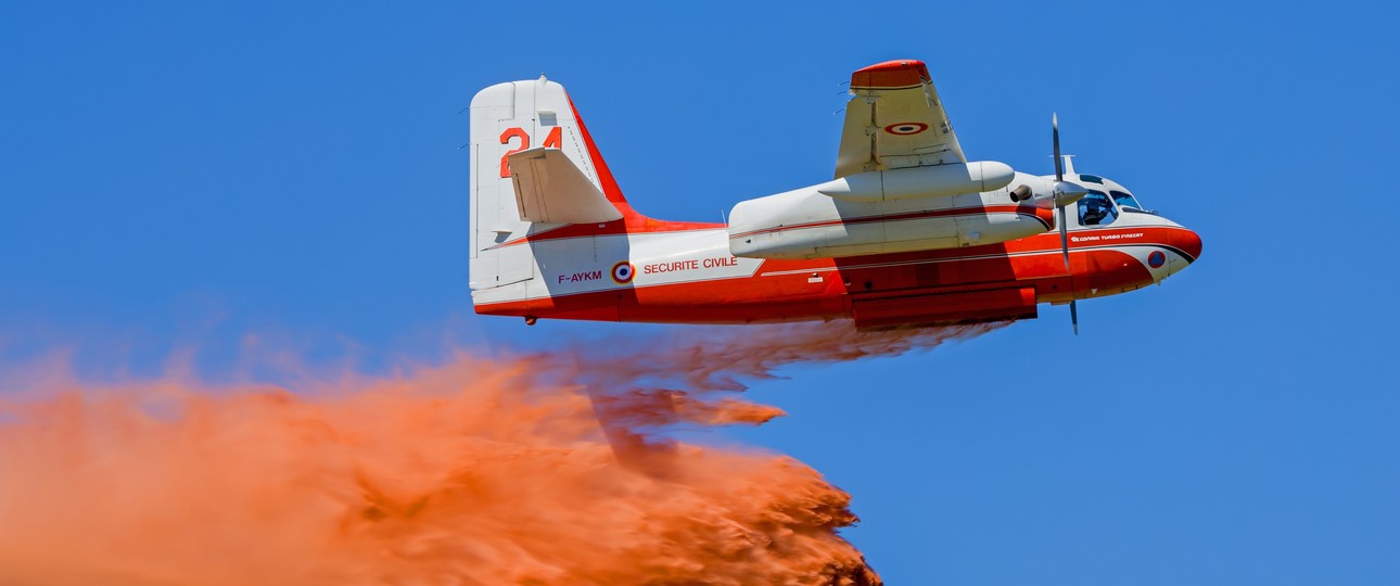 Eine Conair Turbo Firecat: Abwurf in zwei Phasen.