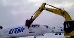 Hier wird ein Flugzeug mit dem Bagger geschreddert