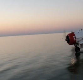 Auch Flugzeuge können Wasserski fahren