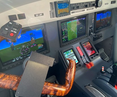 Cockpit der Let-410 NG: Der Hersteller ist wieder ganz in tschechischer Hand.