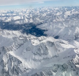 Blick aus einer Bombardier Dash 8 auf die Schweizer Alpen: Austrian Airlines fliegt noch einige Tage weiter.