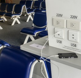 Ladestation an US-Flughafen: Lieber die Steckdose nutzen.