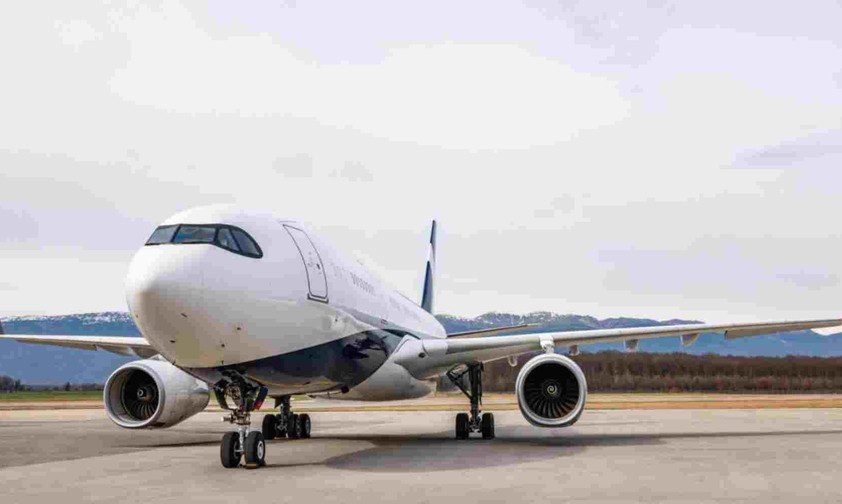 Der Airbus A330 ACJ von außen. Das Flugzeug hat die Kennung P4-MLO.