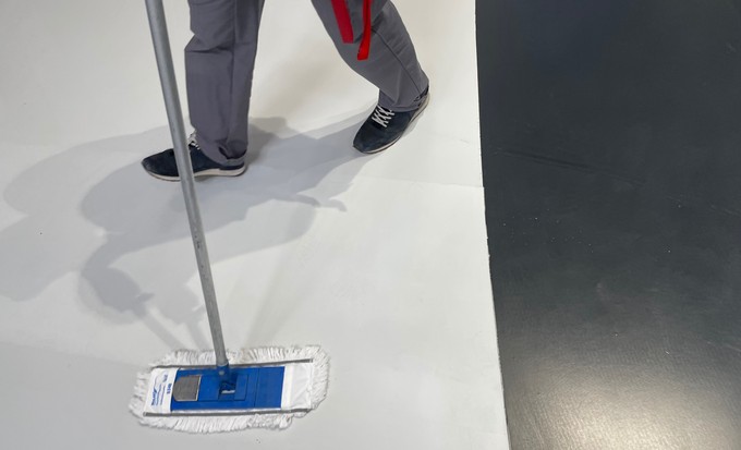Vor der Eröffnung wird noch alles sauber geputzt.