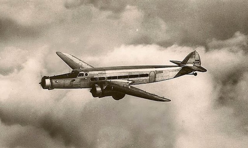 Dewoitine D.338: Die französische Dreimot flog erstmals 1936. 22 Passagiere konnten in ihr fliegen. Air France machte den Typen zum Hauptflieger, von dem 33 Exemplare produziert wurden. Mit Ausbruch des Zweiten Weltkrieges gingen die D.338 als Transporter zu Frankreichs Luftwaffe.