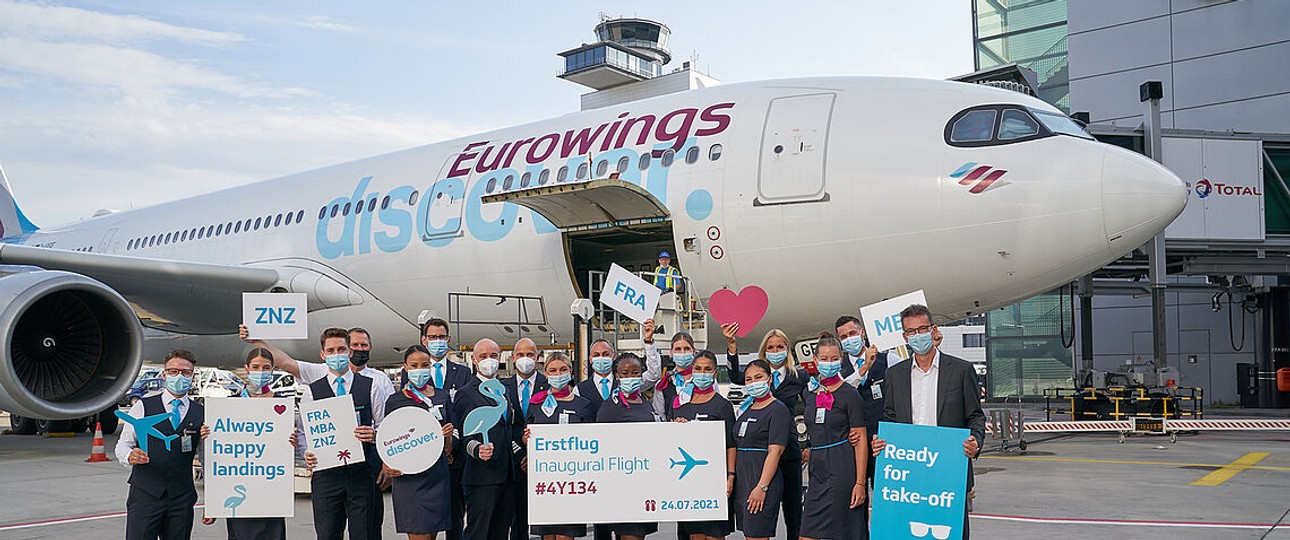Crew des Eurowings-Discover-Erstflugs: Der Chef steuerte den Flieger.
