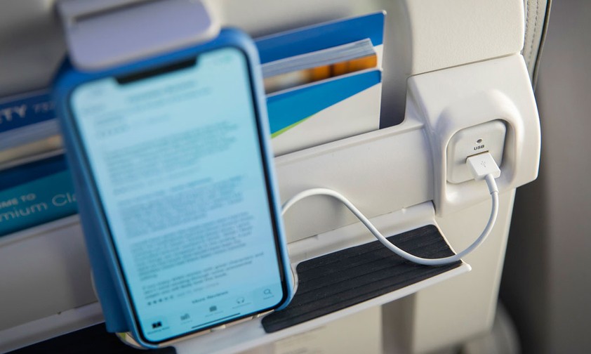 Smartphone im Flugzeug: Immer mehr Passagiere wollen im Flugzeug im Internet surfen.