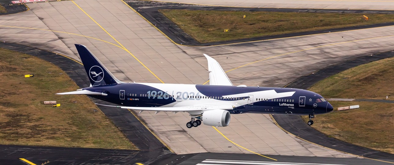 Die Boeing 787-9 von Lufthansa mit der 100-Jahre-Sonderlackierung: Die D-ABPU spielt am 6. April Luft Hansa.
