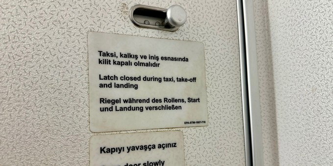 Auch bei den Warnhinweisen erkennt man die Herkunft des Jets noch.