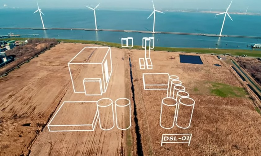 Und in 100 Jahren? KLM ist eine der Airline, die sich aktiv darum bemühen, klimafreundliche Lösungen für die Luftfahrt zu finden. Sie erklärte etwa, sie verpflichte sich, über einen Zeitraum von zehn Jahren 75.000 Tonnen nachhaltigen Treibstoff jährlich zu nutzen. Dieser soll aus einer Anlage stammen, die der Biotreibstoff-Hersteller Sky NRG im Küstenort Delfzijl im Norden der Niederlande bis 2022 errichtet.
