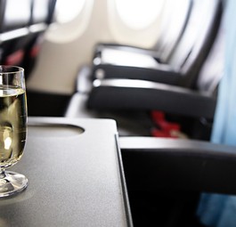Drink im Flugzeug: Vor Abflug bleibt in den USA dafür weniger Zeit.