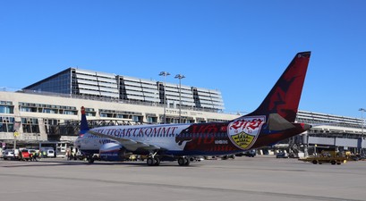 Boeing 737 Max 8 von Sun Express: Das Flugzeug trägt eine VFB -Stuttgart-Lackierung.