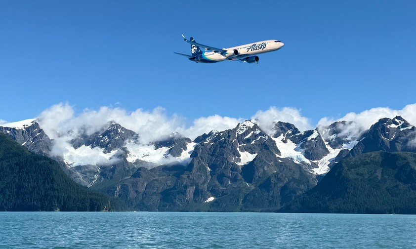 Boeing 737 Max 10 über Alaska (Montage): Alaska Airlines baut aus. 