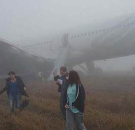 Turkish-Airlines-Flugzeug nach der Notlandung in Kathmandu: Passagiere haben ihr Handgepäck dabei.