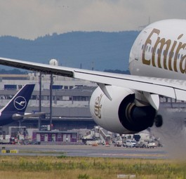 Flugzeuge von Emirates und Lufthansa: Nur eine von beiden Airlines hat Grund zur Freude.
