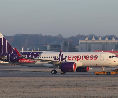 A320 Neo von Hong Kong Express am Airbus-Werk Hamburg-Finkenwerder: Die Fluggesellschaft könnte den Besitzer wechseln.