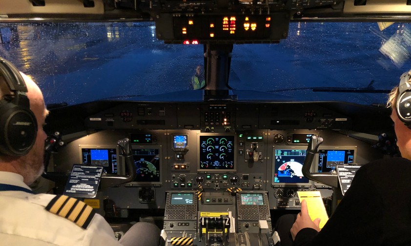 Die Piloten Axel Ingi Eiríksson (Kapitän) und Jóhann Atli Hafliðason (Erster Offizier) bereiten sich auf den Flug von Reykjavík nach Isafjördur vor.