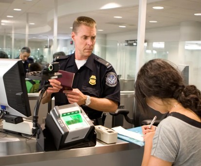 Passkontrolle an der US-Grenze: Es gibt nur noch männlich und weiblich.