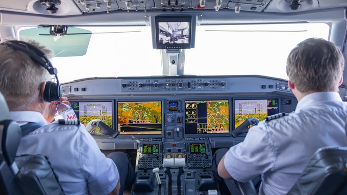 Auf diesem Flug sind gleich zwei Kapitäne am Steuer.