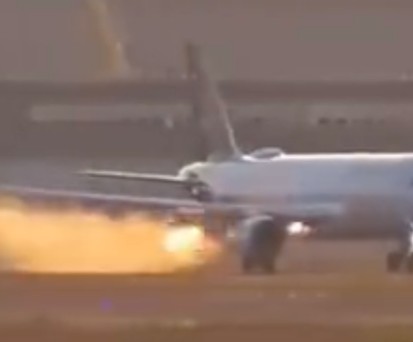Funken aus dem Triebwerk: Der Flieger musste dennoch abheben.