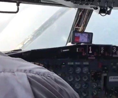 Dem Meer ganz nahe: Die Boeing steuert den Airport zum zweiten Mal an.