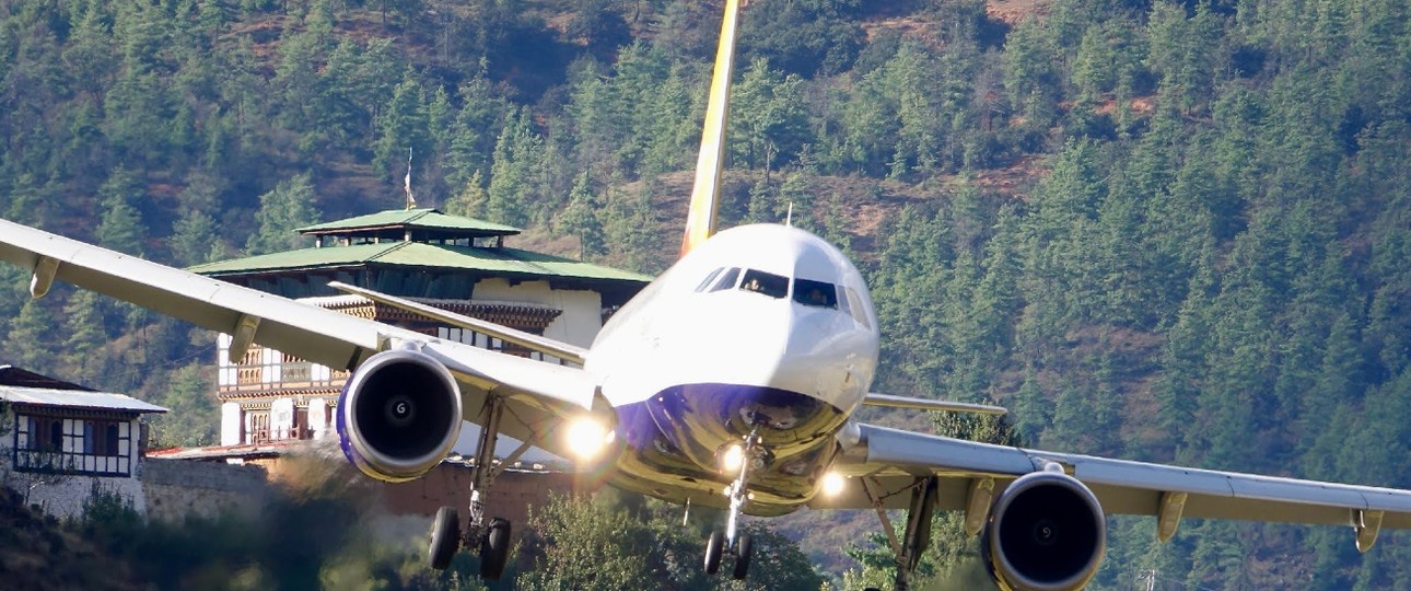 Schon der Anflug auf Paro, den internationalen Flughafen von Bhutan, ist spektakulär.