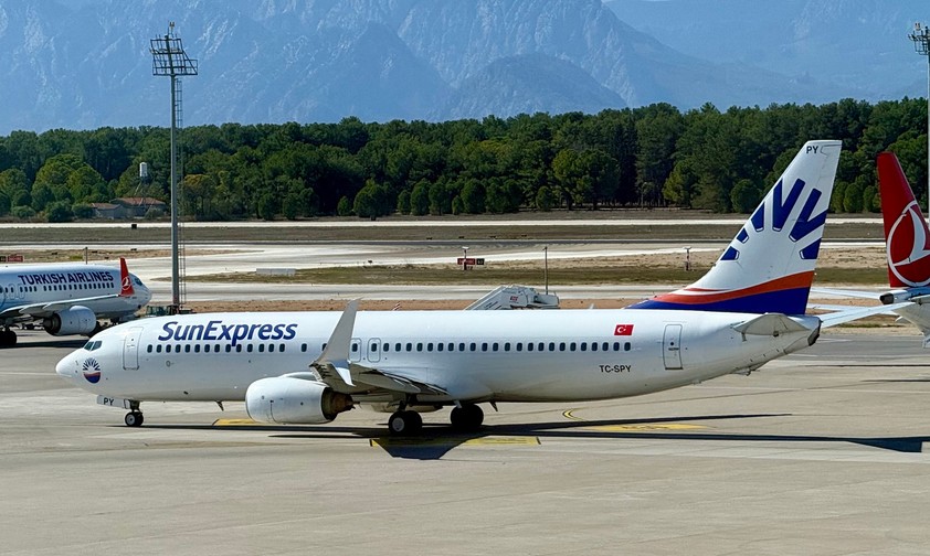 Boeing 737-800 von Sun Express in Antalya: Turkish Airlines will alle Anteile übernehmen.