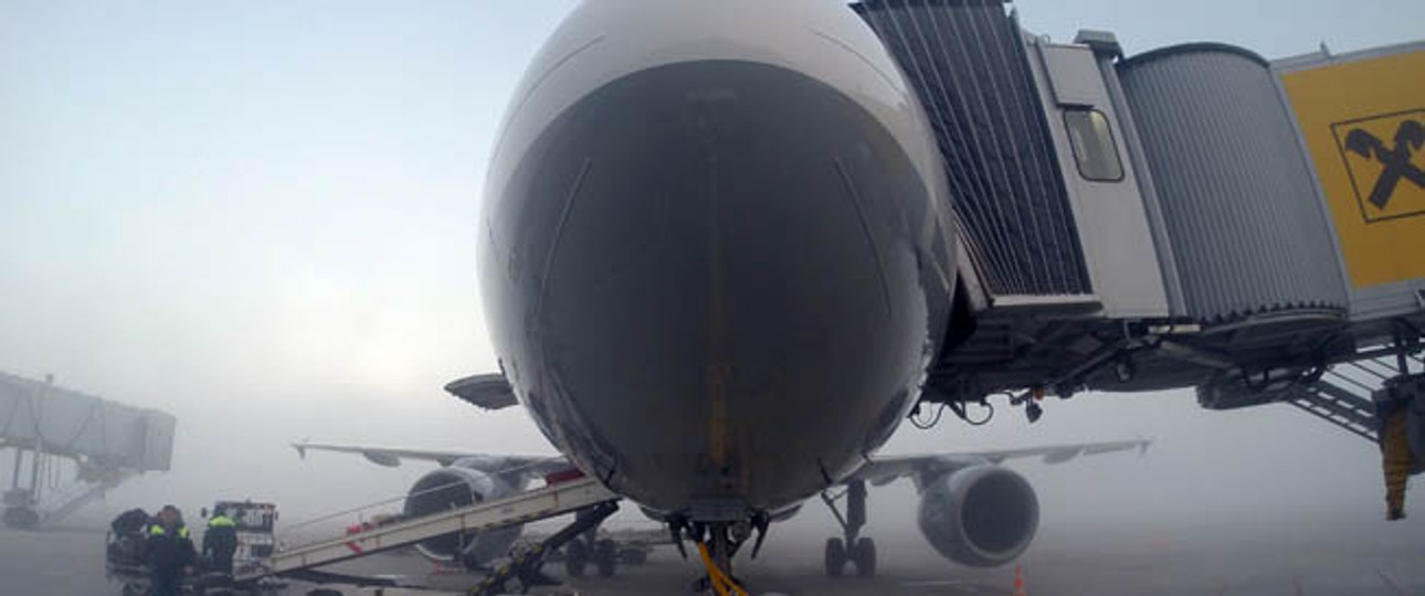 Airbus A320 von Germanwings im typischen kosovarischen Winternebel am Flughafen Priština.