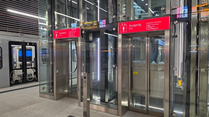 Für die Barrierefreiheit gibt es in der Mitte des Bahnsteigs zwei Aufzüge.