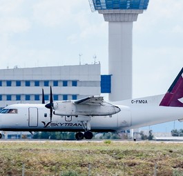Die Dash 8-100 auf dem Zwischenstopp in Athen: Eine lange Reise quer durch die Welt.