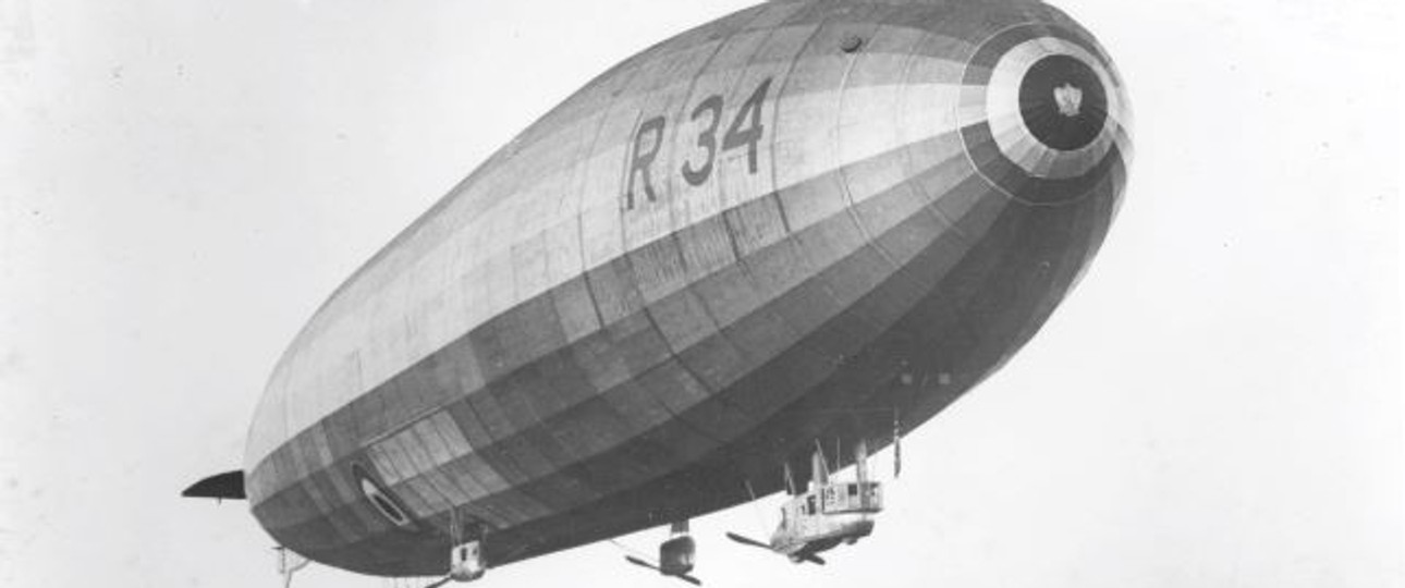 Luftschiff R34 mit EF Flugzeugschuppen im Hintergrund