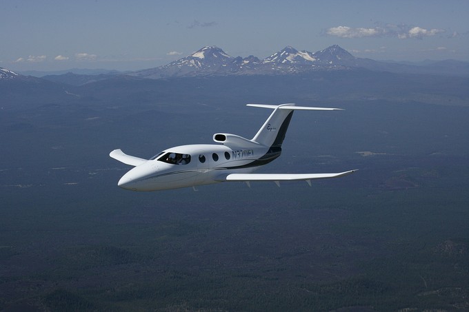 Angetrieben wird die Victory von einem Triebwerk des Typs Pratt &amp; Whitney Canada PW600. Sie kann bis zu 592 Kilometer pro Stunde schnell fliegen.