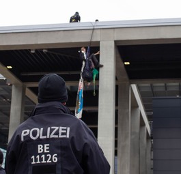 Demonstrant seilt sich vom Terminal 1 ab: Der erste Eröffnungstag war auch von mehreren Protesten geprägt. Während Taxifahrer in einer Sternfahrt gegen Regelungen von Fahrgastaufnahmen protestierten, machten Umweltschützer am und im Terminal auf sich aufmerksam.
