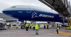 Die Boeing 777-9, die größere Variante der 777X am am Gate in Seattle/Tacoma: Passt.