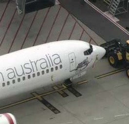 Bulldozer blockiert Flugzeug von Virgin Australia: Schulden auf mehr als vier Milliarden Euro geschätzt.