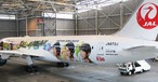 Boeing 787-9 von Japan Airlines: Auf dem Dreamliner ist die Boyband Arashi zu sehen.