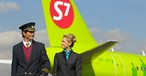 Pilot und  Flugbegleiterin von S7 Airlines: Die Fluggesellschaft baut wegen anhaltenden Triebwerksproblemen Personal ab.