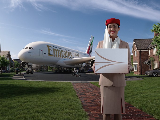 Emirates kündigte einen neuen Service an, der «die Grenzen kommerzieller Airline-Modelle» sprenge. Man biete eine Tür-zu-Tür-Zustellung mit der gleichen Sorgfalt, die man den Fluggästen biete. Das Bild zeigt eine Flugbegleiterin, die mit einem strahlenden Lächeln in einer charmanten Vorstadtsiedlung steht und eine Lieferbox hält. Im Hintergrund ist ein Airbus A380 zu sehen - geparkt auf der Straße. Daher sah es aus wie ein Aprilscherz - aber es war gar keiner. Emirates Courier Express wird es wirklich geben.